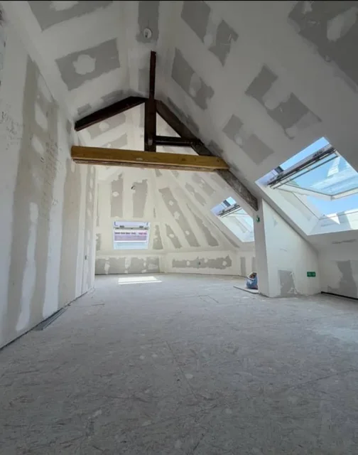 Plaques de plâtre et joints sous les rampants d’une pièce sous combles